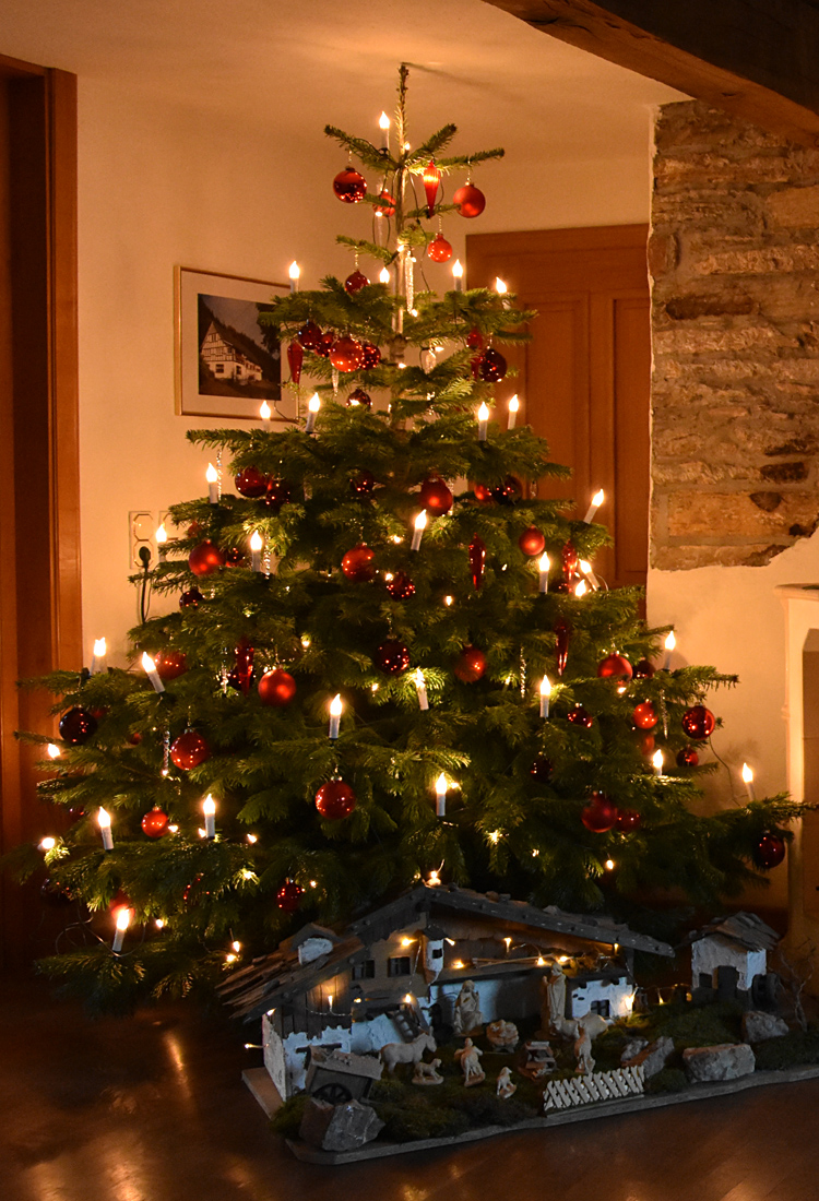 geschmückter Weihnachtsbaum Wohnzimmer Weihnachtskrippe 