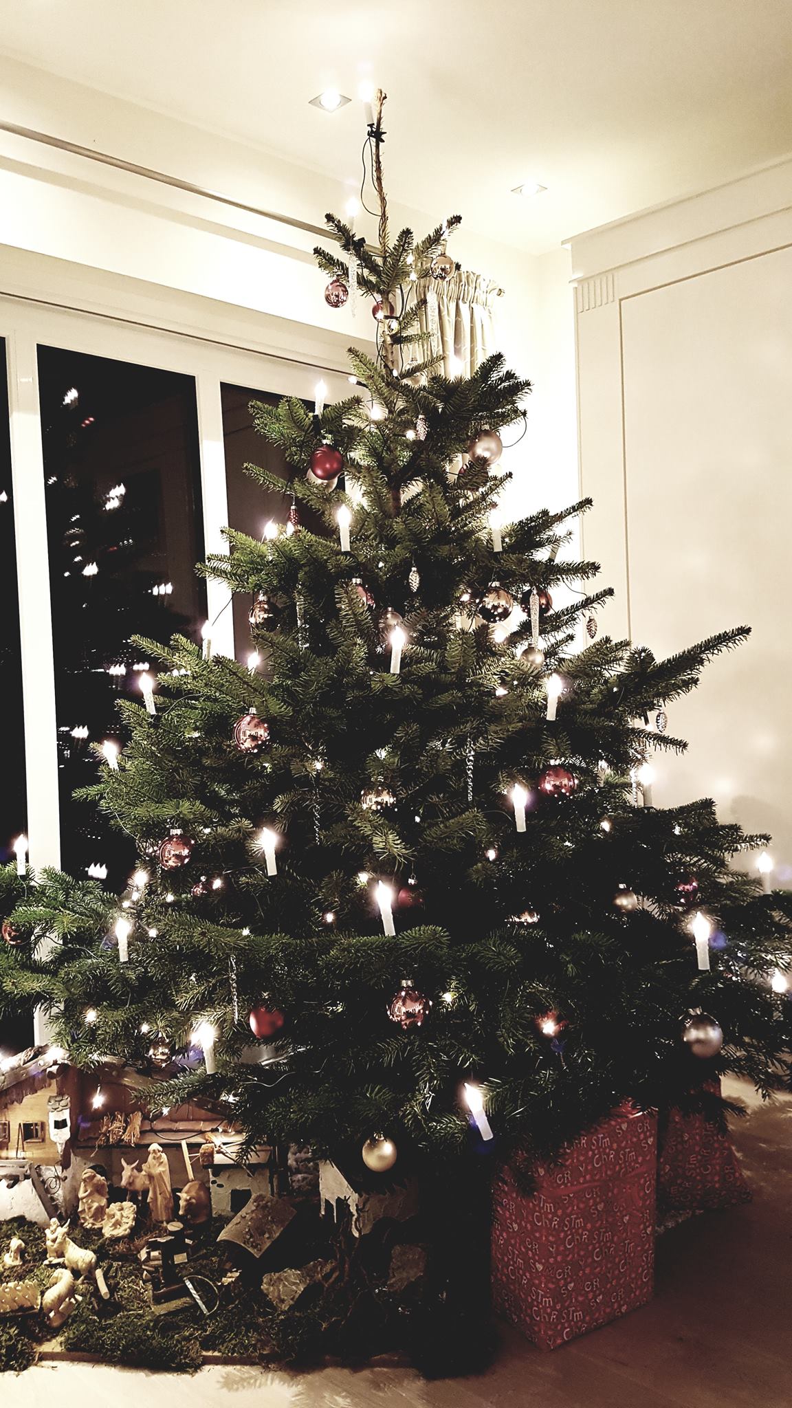 geschmückter Weihnachtsbaum Wohnzimmer Weihnachtskrippe 